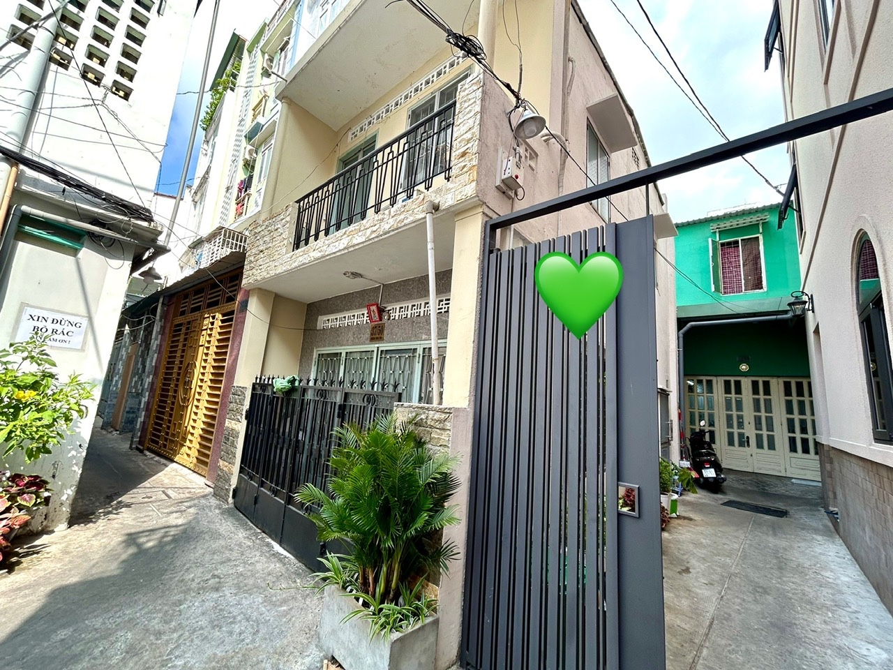 NHÀ BÁN  Đ. ĐOÀN NHƯ HÀI - GẦN TRƯỜNG ĐẠI HỌC LUẤT - HÀNG XÓM THÂN THIỆN CÓ CỬA RÀO RIÊNG AN TOÀN . - Ảnh 1